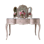 maquillage classique rose clair décorations baroques verre opaque tabouret miroir triptyque vase fleurs