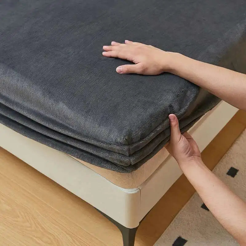 Drap-housse flanelle polaire gris foncé dépliée
