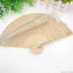 ventilateurs pliants bois naturel motifs ajourés personnalisés mariage invités décoration événement traditionnel champêtre