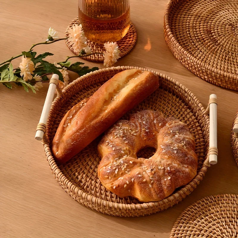 plateau tressé rustique poignées beige brun clair fruits agrumes rouge rose violet bois naturel