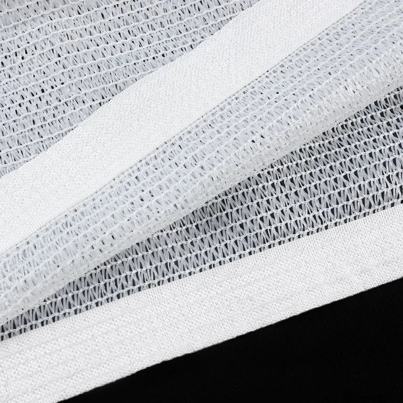 Voile d'ombrage protégeant des plantes succulentes en pot