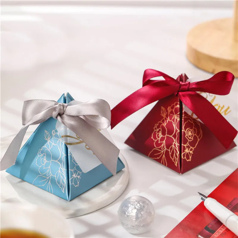 boîtes cadeaux bleu clair fleurs blanches ruban satiné anniversaire mariage baptême noël élégantes