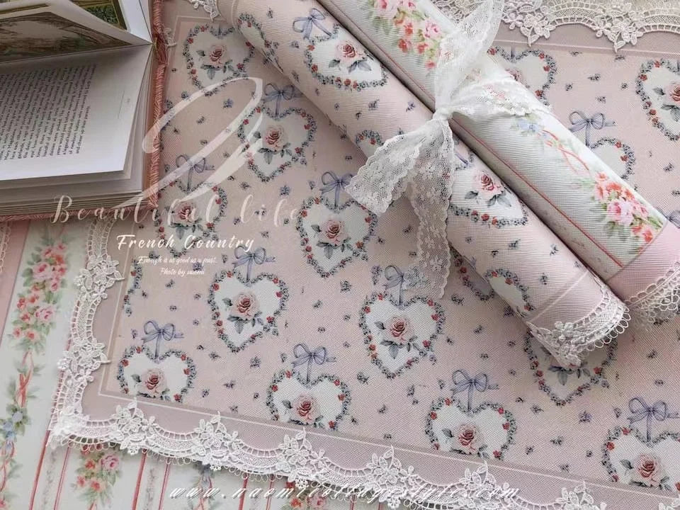 serviettes table rectangulaires fleurs roses classiques blanc rose pâle beige bleu clair bordure dentelée
