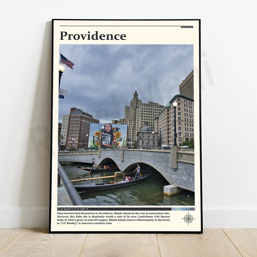 L'image montre le paysage urbain de Providence, capitale de l'État de Rhode Island aux États-Unis. On y voit des bâtiments emblématiques de la ville, des gondoles sur un canal et un drapeau américain flottant sur un toit. La légende présente Providence comme une destination touristique intéressante malgré sa petite taille.