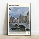 L'image montre le paysage urbain de Providence, capitale de l'État de Rhode Island aux États-Unis. On y voit des bâtiments emblématiques de la ville, des gondoles sur un canal et un drapeau américain flottant sur un toit. La légende présente Providence comme une destination touristique intéressante malgré sa petite taille.