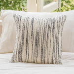 taies d'oreiller décoratives noires blanches motif fleur jacquard respectueuses environnement polyester modernes maison hospitalière