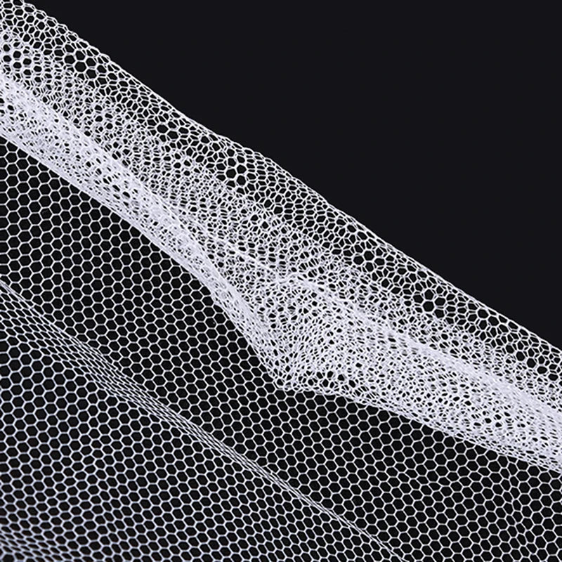 filet lit rose blanc maille hexagonale transparent classique inclusion oreillers draps franges bouquet fleurs