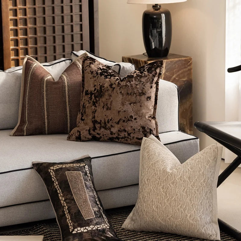 housse coussin carré géométrique beige marron texture veloutée contemporaine décoration maison