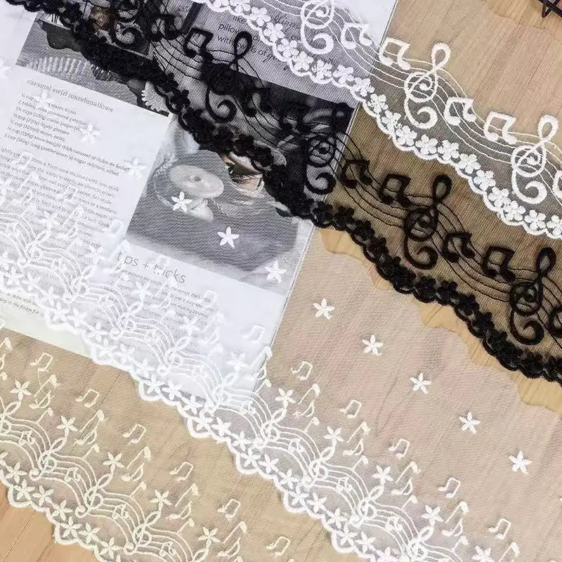 ruban dentelle blanc notes musicales fleurs bordure ajourée classique romantique polyester coton 14cm 5mètres