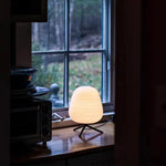 lampe table moderne verre blanc motif rayures horizontales pied bois salon intérieur