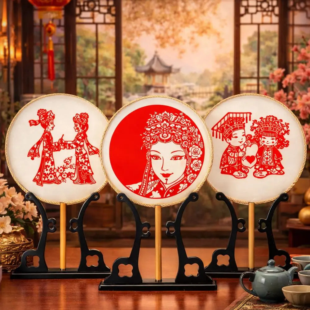 éventail artisanal traditionnel motifs floraux géométriques poignée bois pompon rouge soie tissée opacité festive