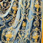 Tissu décoratif élégant avec motifs baroques dorés et floral jaune vif, idéal pour l'ameublement de luxe et la décoration intérieure. Élégance et sophistication pour un style classique inégalé.