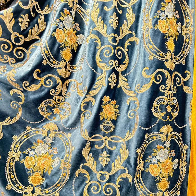 Tissu décoratif élégant avec motifs baroques dorés et floral jaune vif, idéal pour l'ameublement de luxe et la décoration intérieure. Élégance et sophistication pour un style classique inégalé.