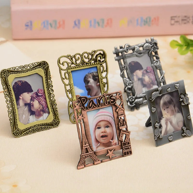 Collection de mini cadres photo multicolores disposés sur étagère de décoration