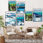 Les affiches représentent des paysages emblématiques de la région du Lac Léman en Haute-Savoie, avec des images de montagne, de lacs, d'activités de plein air et de bâtiments typiques, créant une ambiance chaleureuse et décorative pour cet espace de détente.