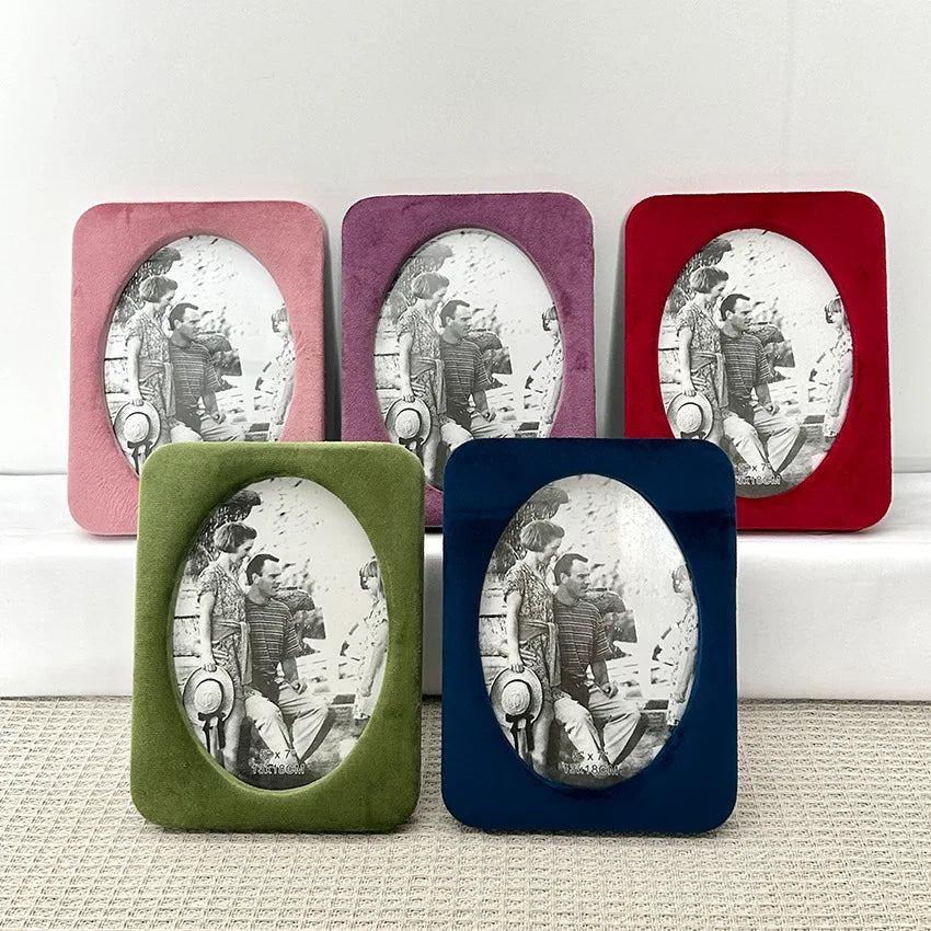 Cadre photo carré en velours multicolore vert sur mur blanc