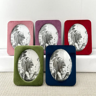 Cadre photo carré en velours multicolore vert sur mur blanc