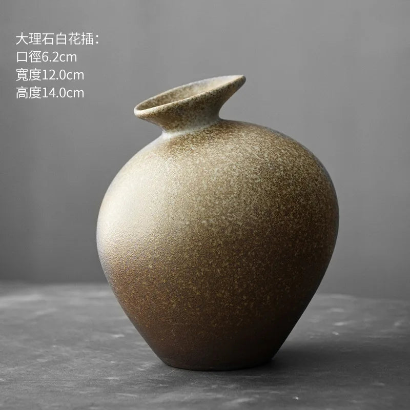Vase céramique rétro avec fleurs séchées dans un intérieur moderne