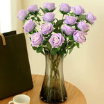 décoration intérieure bouquet roses artificielles modernes variées couleurs violette blanche verte noire