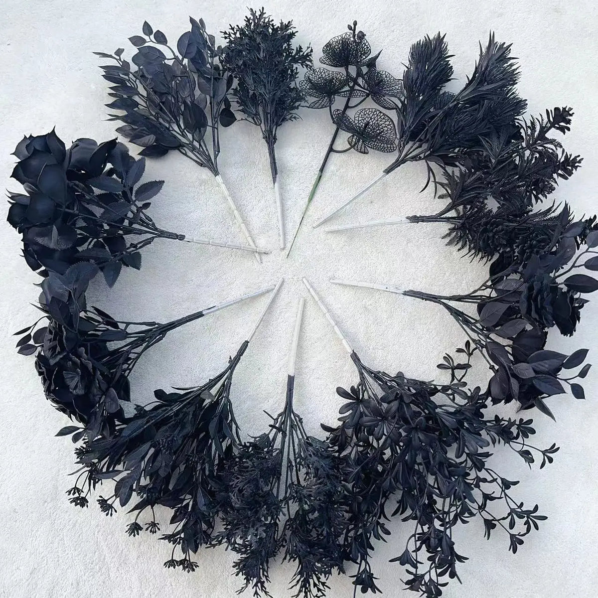 bouquet artificiel noir feuilles roses stylisées décoration maison événement table minimaliste