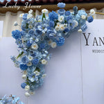 Fleurs artificielles bleues dans un vase