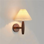 lampes murales bois clair abatjour plissé éclairage quotidien scandinave rustique chaleureux fixées mur plaque