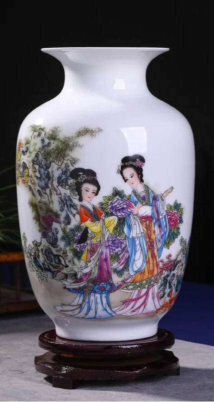 Vase en porcelaine blanche avec un motif illustrant des personnages féminins traditionnels chinois habillés de magnifiques costumes colorés, entourés de fleurs et de verdure.