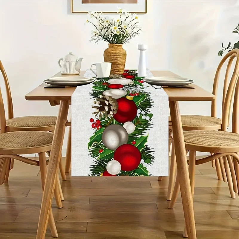 Une belle décoration de table de Noël avec une belle couronne de Noël colorée sur un chemin de table blanc, posée sur une table en bois avec des chaises assorties.