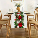 Une belle décoration de table de Noël avec une belle couronne de Noël colorée sur un chemin de table blanc, posée sur une table en bois avec des chaises assorties.