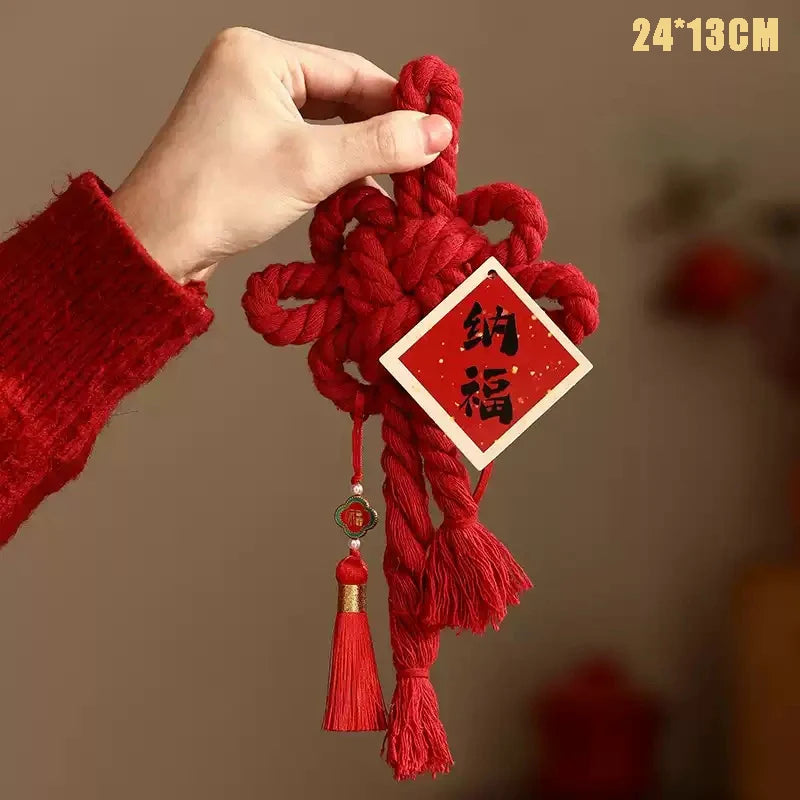 décorations festives couronnes traditionnelles rouge blanc doré pompons rubans texte chinois nouvelle année