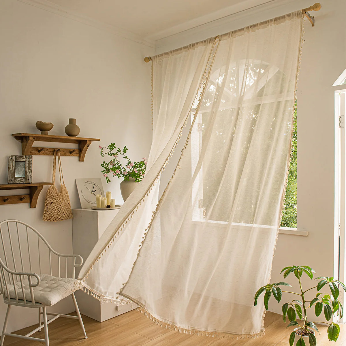 rideau moderne bohème semi transparent beige franges dorées anneaux métalliques intérieur salon chambre