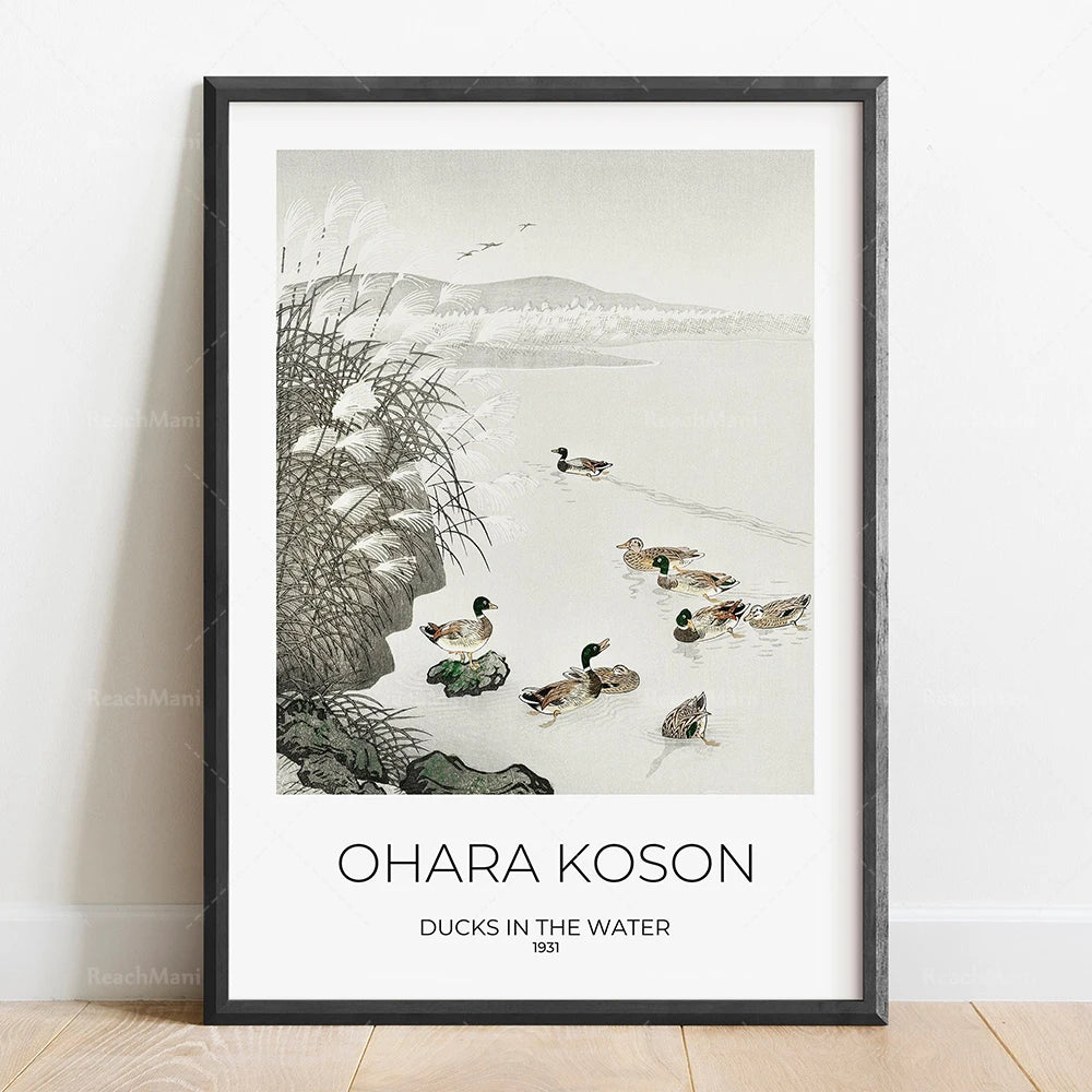 Une scène paisible avec des canards nageant dans l'eau près d'un rivage boisé, peinte dans un style artistique traditionnel japonais.