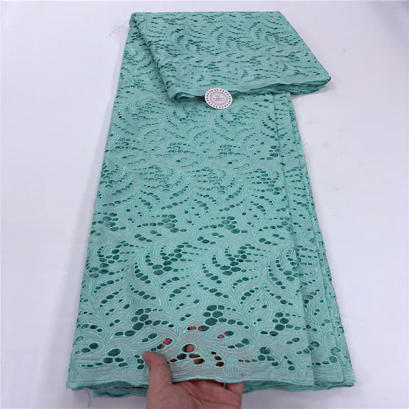 tissu dentelle coton blanc motifs floraux broderie strass robe couture luxe