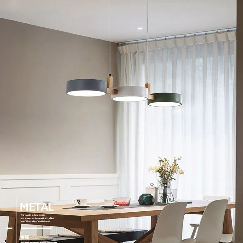 suspension lumineuse moderne trois abatjours vert foncé blanc gris opaques minimaliste scandi