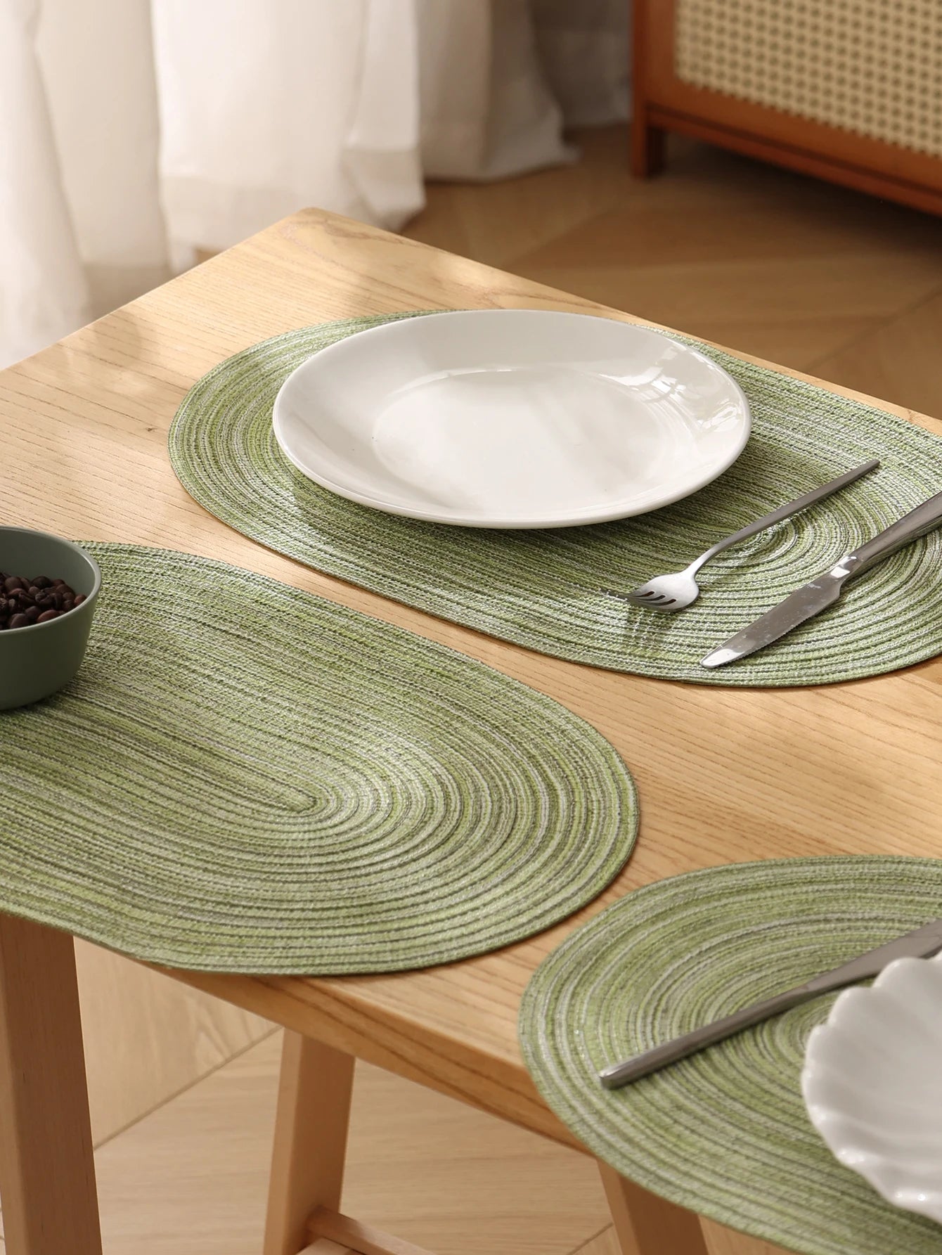 Set de table noir antidérapant avec vaisselle