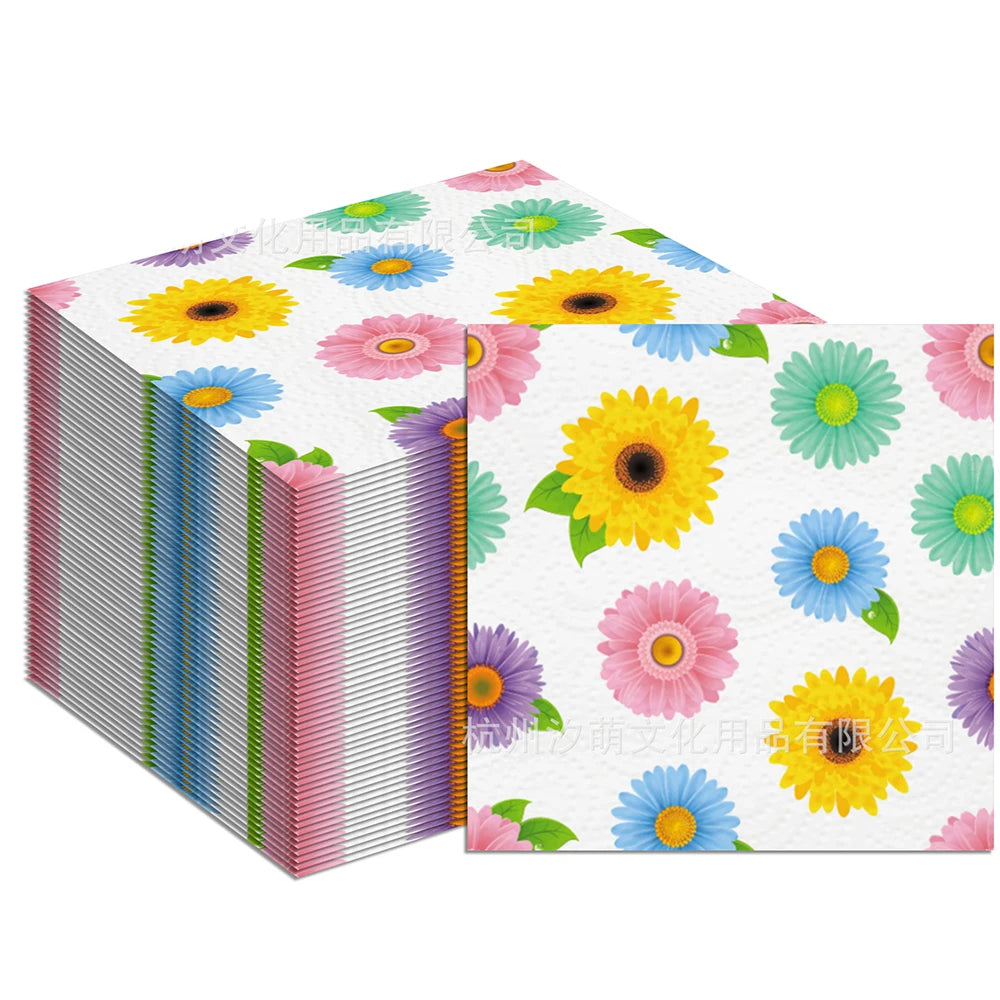 serviettes papier festives fleur blanche carreaux motif géométrique rose clair pliées dépliées jetables anniversaire