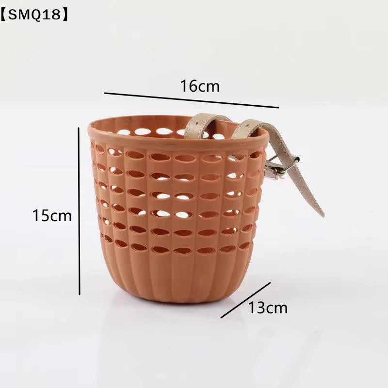 panier vélo rose clair noir perforé cercles moderne pratique cuir boucle