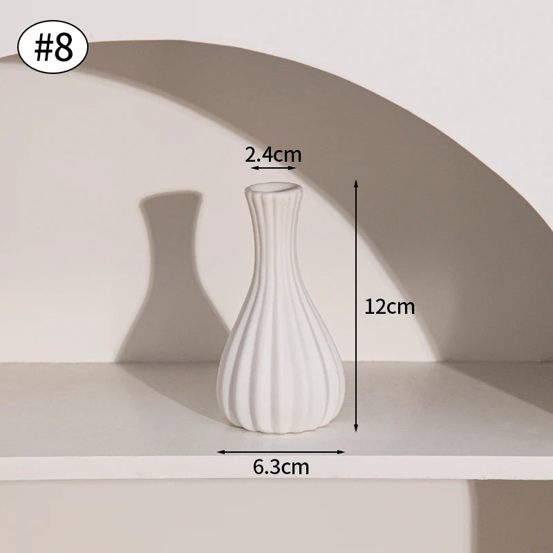 vase céramique blanc moderne rayures verticales fleurs artificielles décoration salon