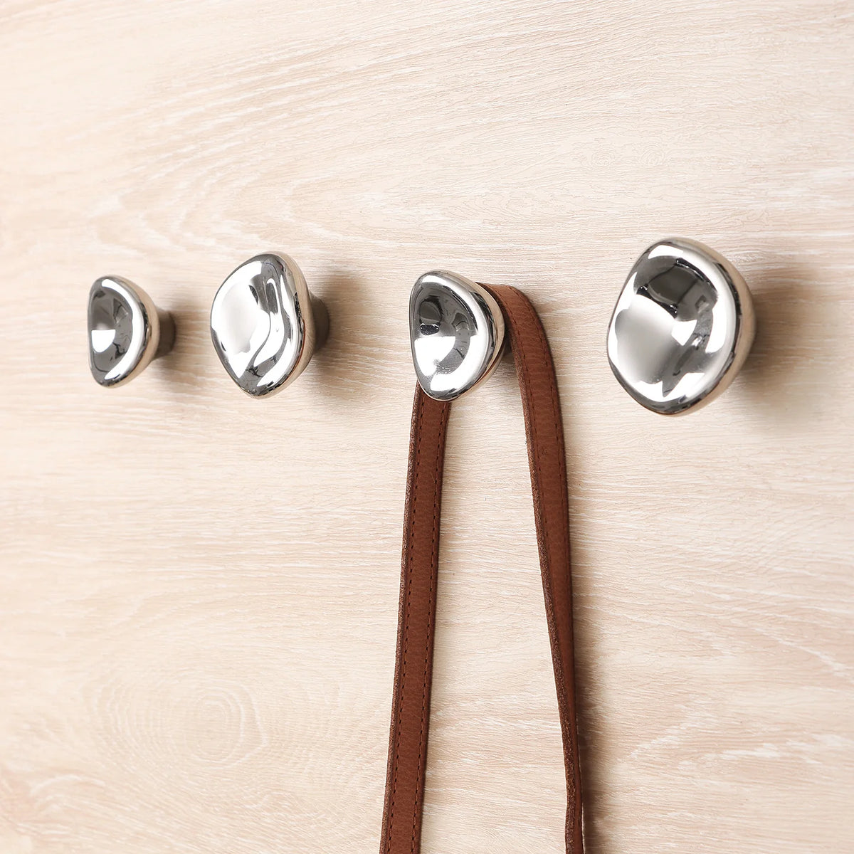 boucles d'oreilles argentées moderne minimaliste rondes brillantes légèrement concaves