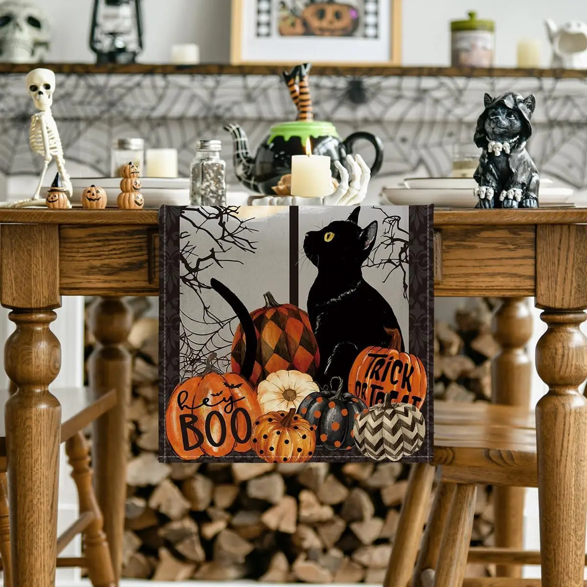 Une scène d'Halloween avec des décorations effrayantes et amusantes, y compris des citrouilles, un chat noir, et un squelette.