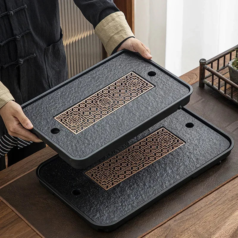 plateau thé noir insert doré traditionnel asiatique service table texture bois clair tasses théière