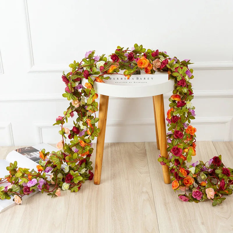 guirlande fleurs artificielles roses feuilles vertes décoration extérieure mariage anniversaire romantique rouge blanc