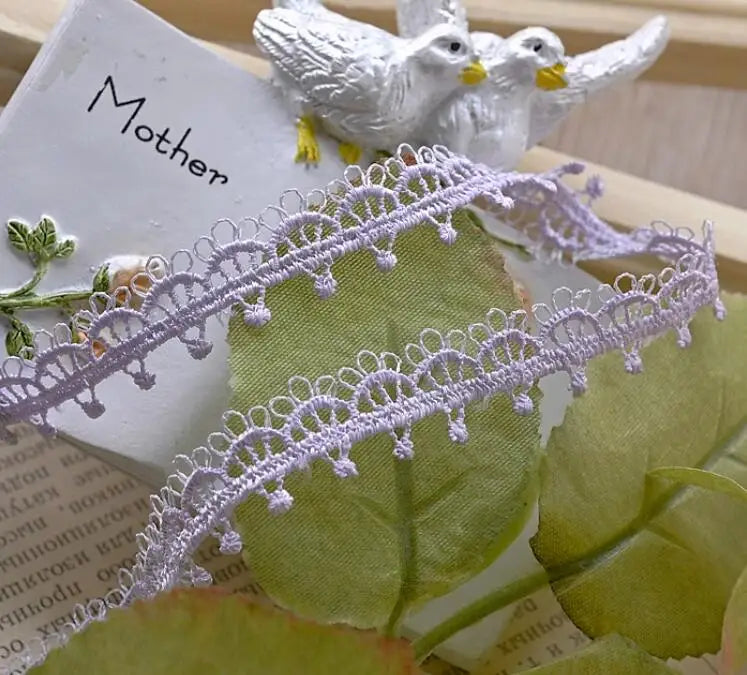 accessoires decoratifs oiseau lapin crocodile motif floral rubans dentelles couleur dorée beige violet rose
