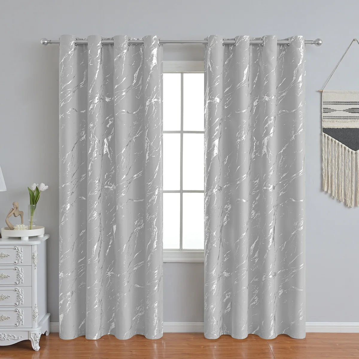 Des rideaux élégants en design ombré, passant du blanc pur au gris doux et se terminant par un argent brillant, apportant une esthétique contemporaine et une polyvalence à n'importe quel espace de vie. Ces rideaux de haute qualité sont parfaits pour ajouter une touche d'élégance et de sophistication à votre décoration intérieure.
