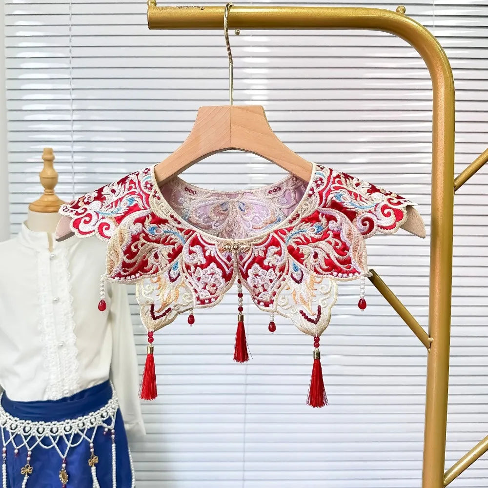 collier broderie florale rouge blanc bleu beige pompons élégant traditionnel ornemental asiatique