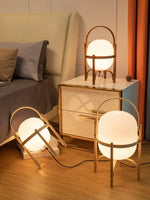 Lampe de chevet japonaise allumée ambiance chaleureuse