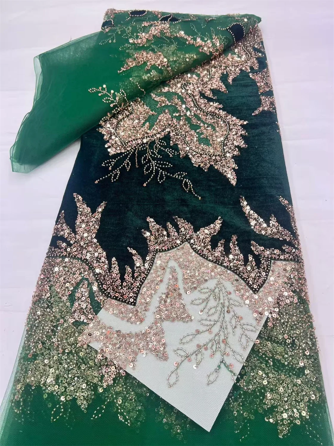 tissu dentelle voile brodé rouge vert bleu violet noir élégant mariage translucide