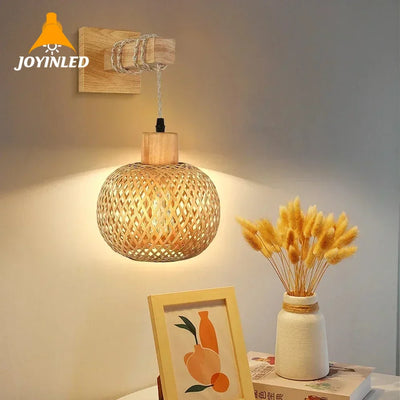 Applique murale en bambou rétro jaune installée dans un salon moderne