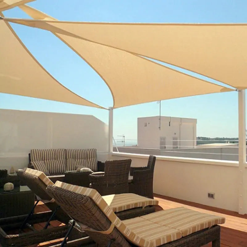 Voile d'ombrage triangulaire multicolore décorant une pergola