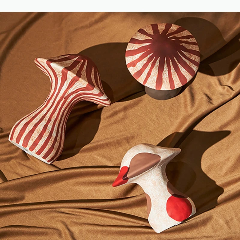 décoration moderne figurines champignons rayures abstraites couleurs variées beige rouge marron